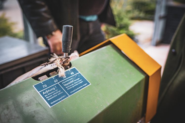 Machine à découpe de tronc de sapins de noel à Haguenau à la pépinière Valentin Spieler