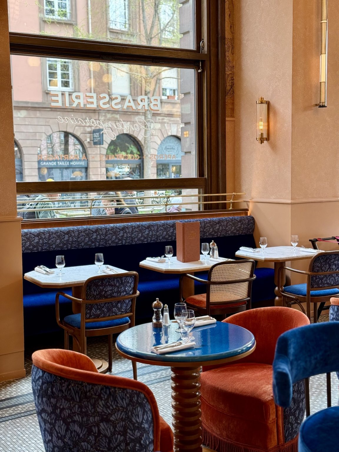 avec-sa-d-co-bluffante-la-nouvelle-brasserie-louise-a-enfin-ouvert