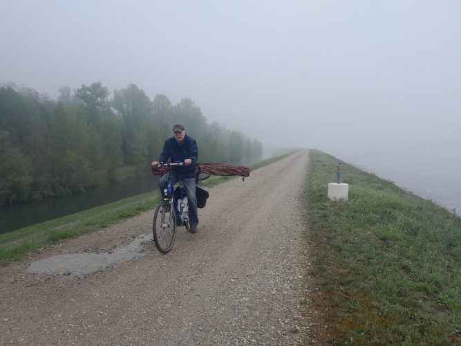 Pêcheur digue du Rhin brume matin la wantzenau