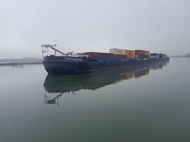 péniche sur le Rhin Hollande eau brume mystère