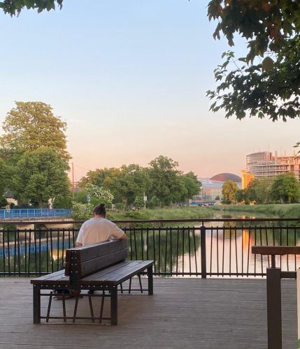 parc de l&rsquo;Aar – personne assise devant l&rsquo;eau