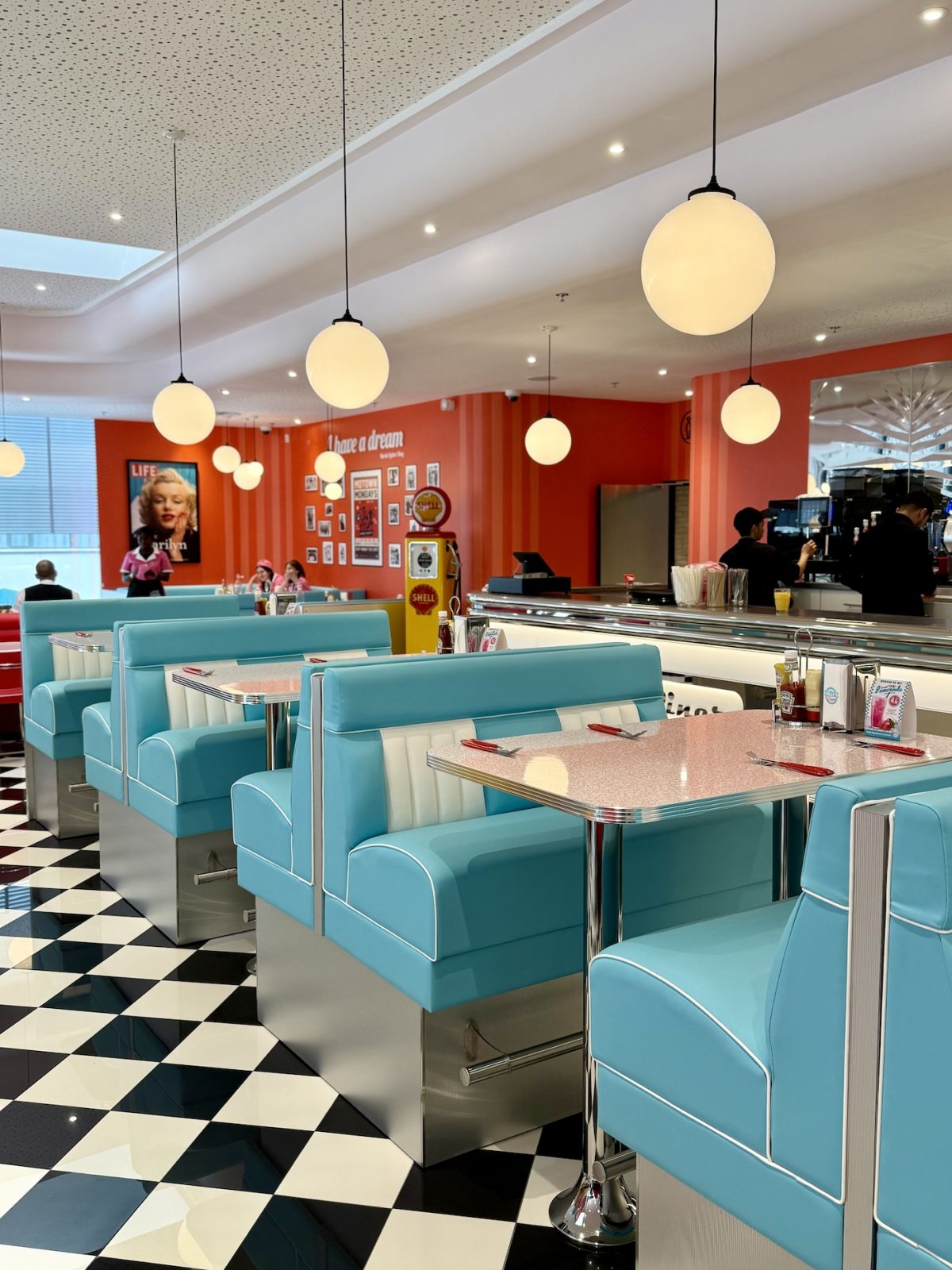 Ambiance année 50 et service à rollers : à Strasbourg, le restaurant ...