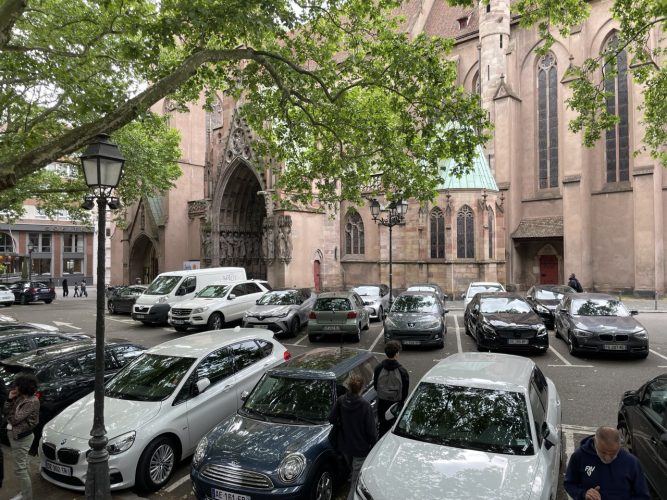 place saint pierre le jeune