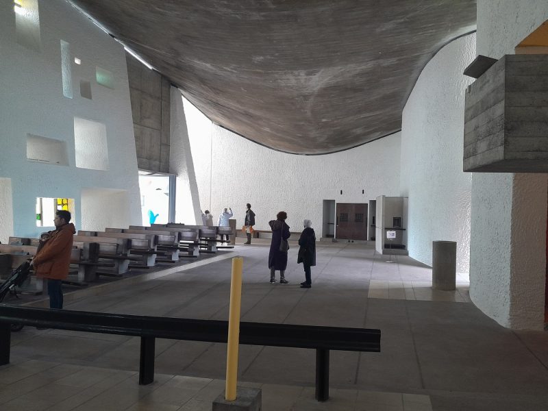 l&rsquo;intérieur de la chapelle Ronchamp Le Corbusier