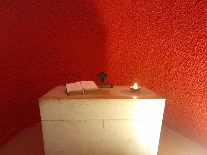 chapelle rouge Ronchamp Le Corbusier
