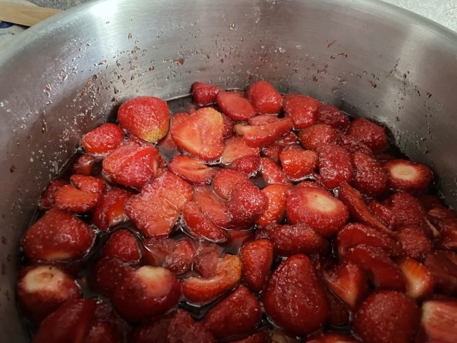 IMG_8114 préparation confiture de fraises