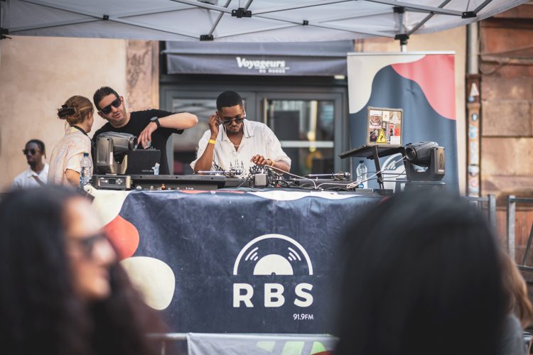Fête la musique 2025, foule, ambiance, RBS, DJ, rue Sainte-Barbe, jour