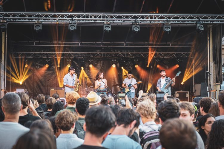 Fête la musique 2025, foule, guitare, saxophone,  ambiance, musiciens, Blune (funk, groove, indie), place Gutenberg, jour