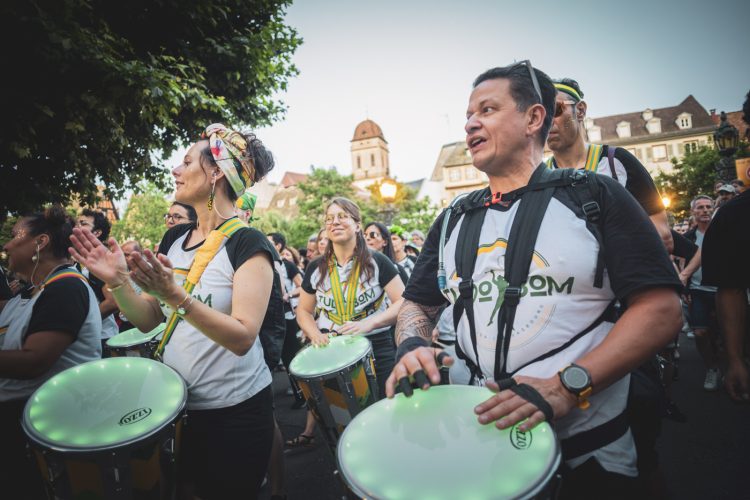 Fête la musique 2025, foule, ambiance, fanfare, sourire, tambour, jour