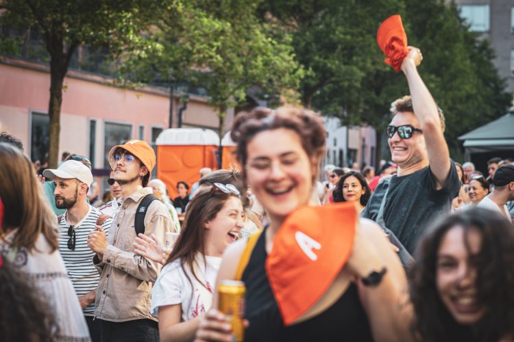 Fête la musique 2025, foule, main, cri, joie, jour