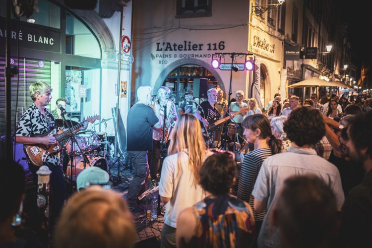Fête la musique 2025, foule, ambiance, musiciens, Guitare, rock, danse, Grand Rue nuit