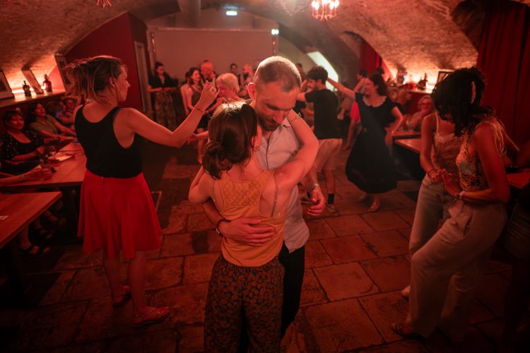 couple  Swing jazz blues danse Lindyspot caveau tigre