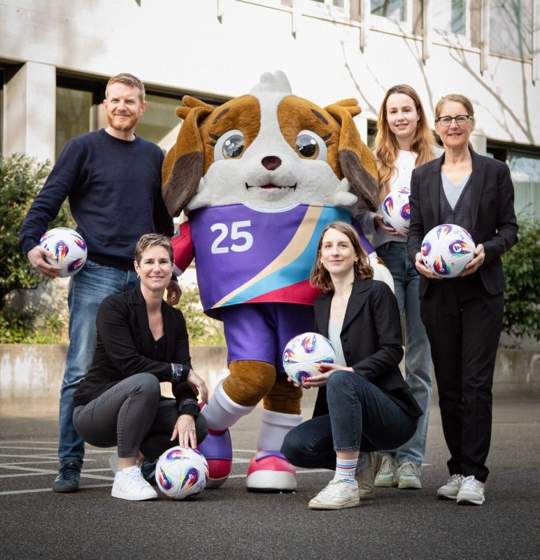 L&rsquo;équipe de l&rsquo;Euro 2025 femmes de Bâle avec la mascotte Maddli