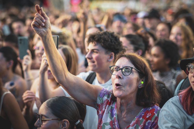 Festival les Alpagas Bleus 2025, Saverne, Scène, musique, public, foule, gens, mains, femmes