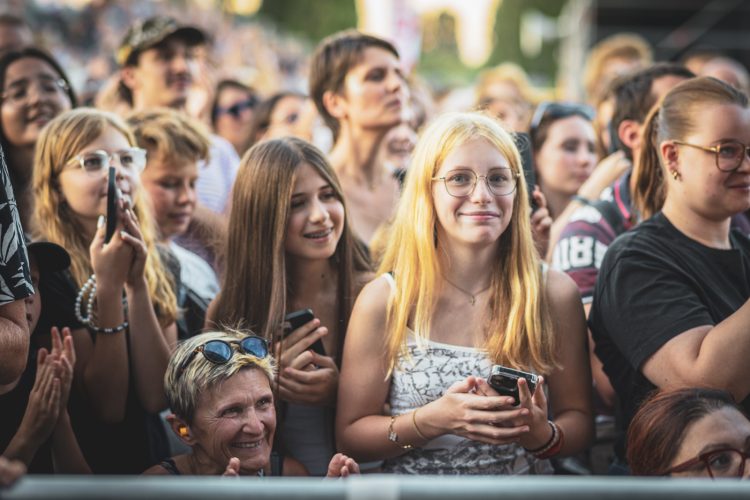 Festival les Alpagas Bleus 2025, Saverne, Scène, musique, public, foule, gens, sourire