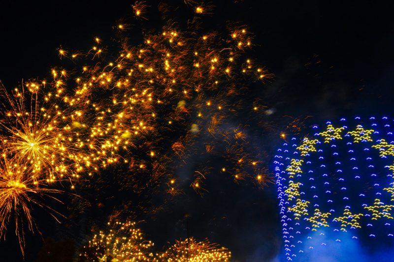 Feu d&rsquo;artifice avec drones et drapeau européen