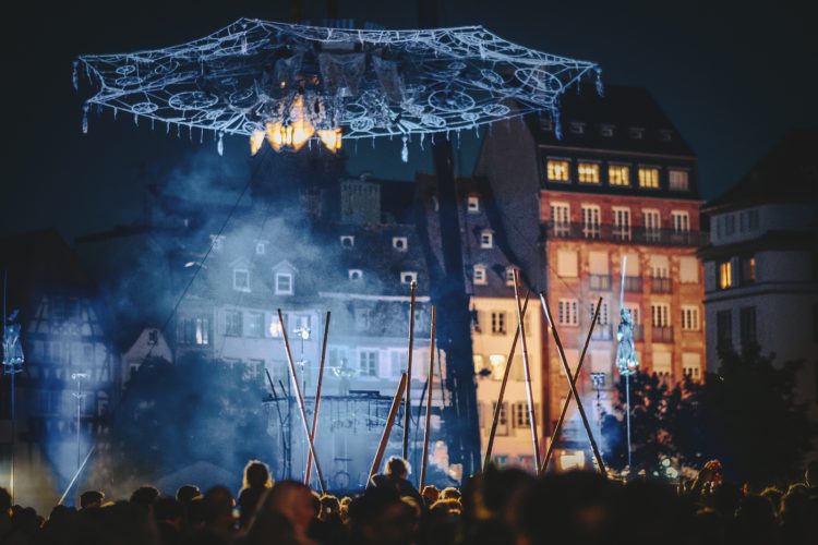 Public et lance, Cie Tawa au Farse, place Kléber, nuit