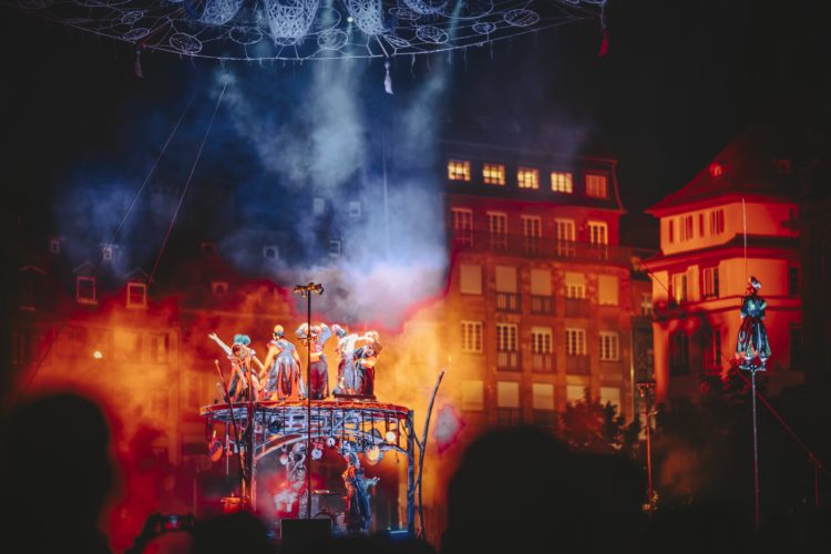 Public, Cie Tawa au Farse, place Kléber, nuit