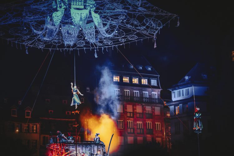 Public, Cie Tawa au Farse, place Kléber, nuit