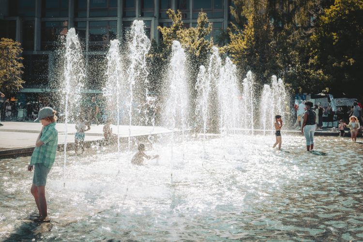 Fontaines place Kléber, enfants en été
