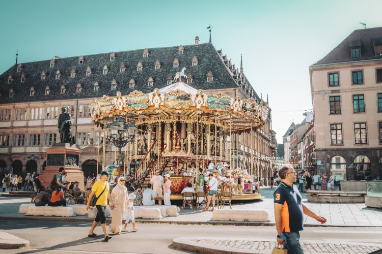 place Gutenberg avec carrousel en été