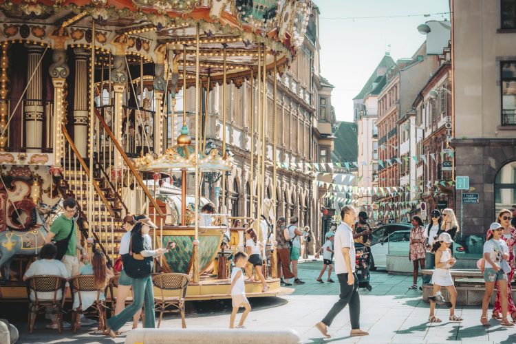 place Gutenberg avec carrousel en été