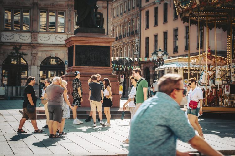 place Gutenberg avec carrousel en été