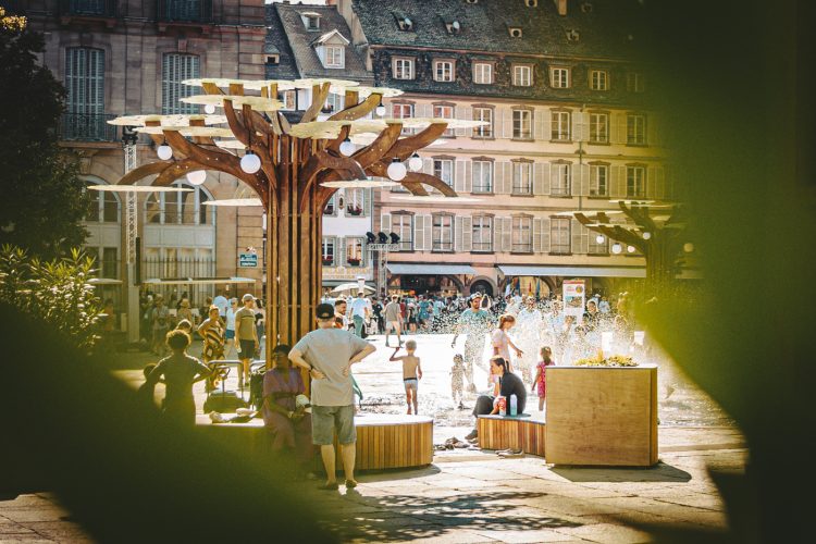 Enfants jouant avec jet d&rsquo;eau à Der Wald, La forêt, The forest place du Château