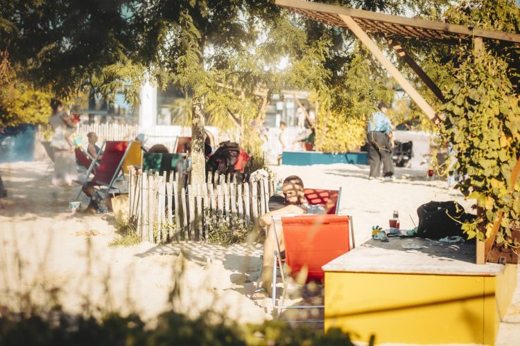 Papa et enfant sur transat à la plage éphémère des Docks Malraux