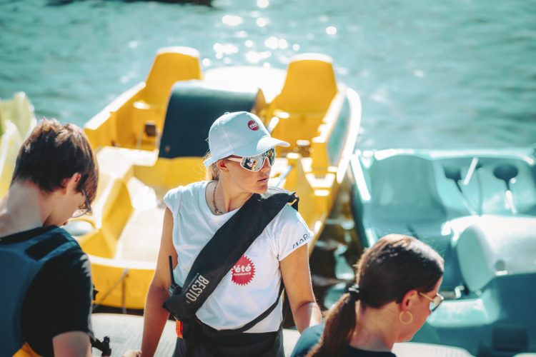 Femme avec t-shirt L’été à Strasbourg devant les pédalos à la base nautique de la plage des Docks Malraux
