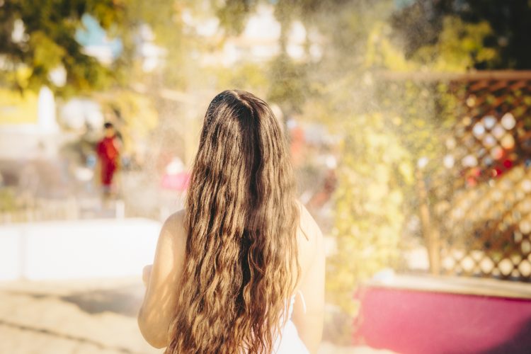 Cheveux et brumes à la plage