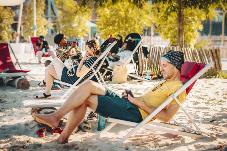 Gens sur transat à la plage éphémère des Docks Malraux
