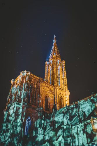 Projection sur cathédrale, nuit