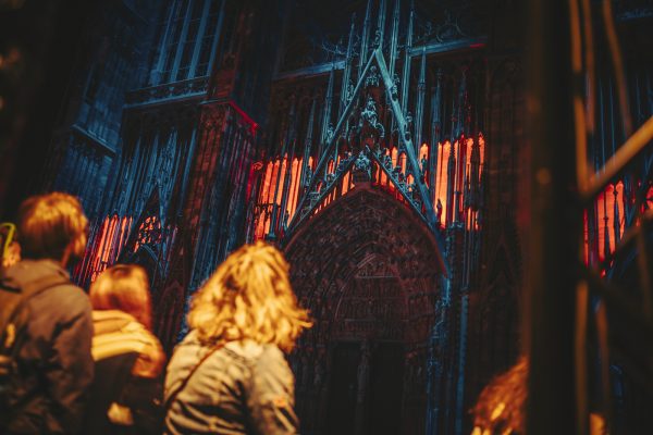 Projection sur cathédrale, nuit