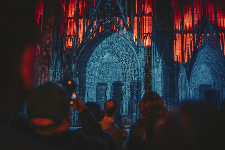 Projection sur cathédrale, nuit
