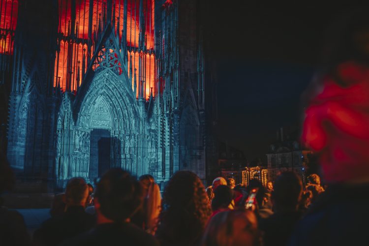 Projection sur cathédrale, nuit