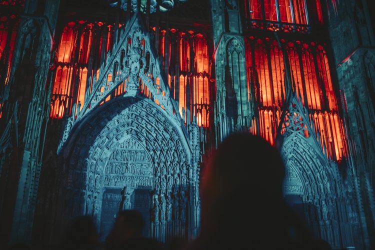 Projection sur cathédrale, nuit