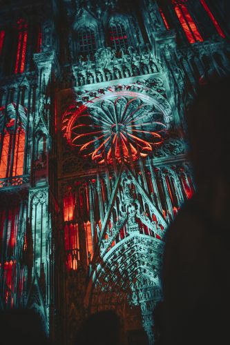 Projection sur cathédrale, nuit