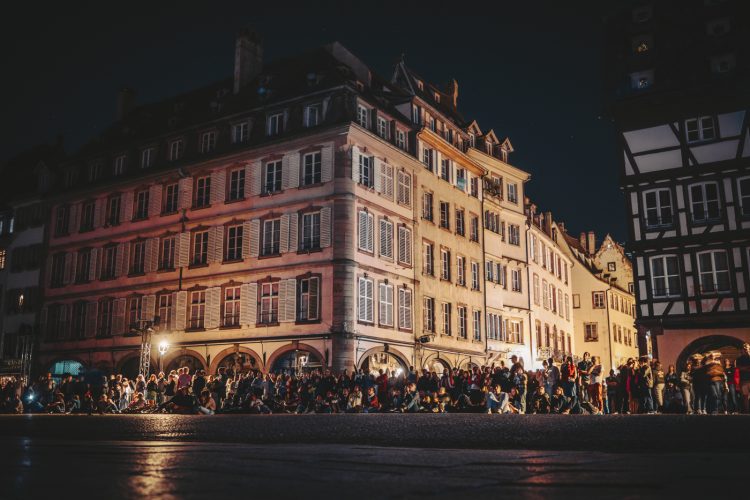 Toutistes, gens pour la projection sur cathédrale, nuit