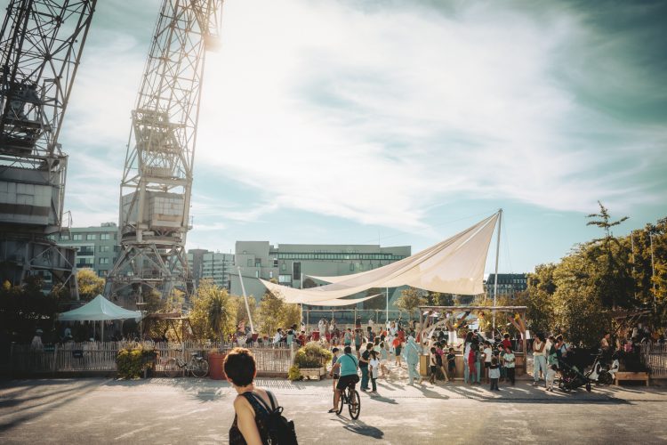 Plage éphémère à la place de la Liberté au Docks Malraux