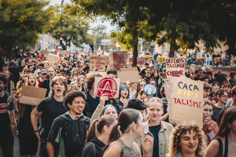 10 septembre, bloquons tout, Foule, manifestant, pancarte