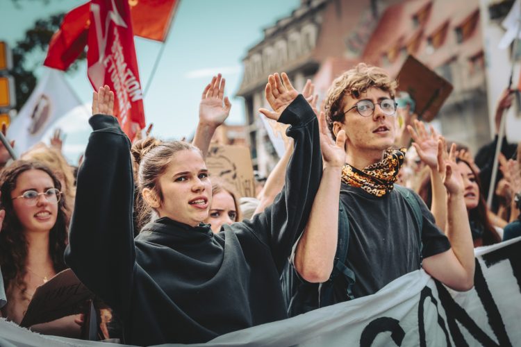 10 septembre, bloquons tout, Manifestant, main en l&rsquo;aire