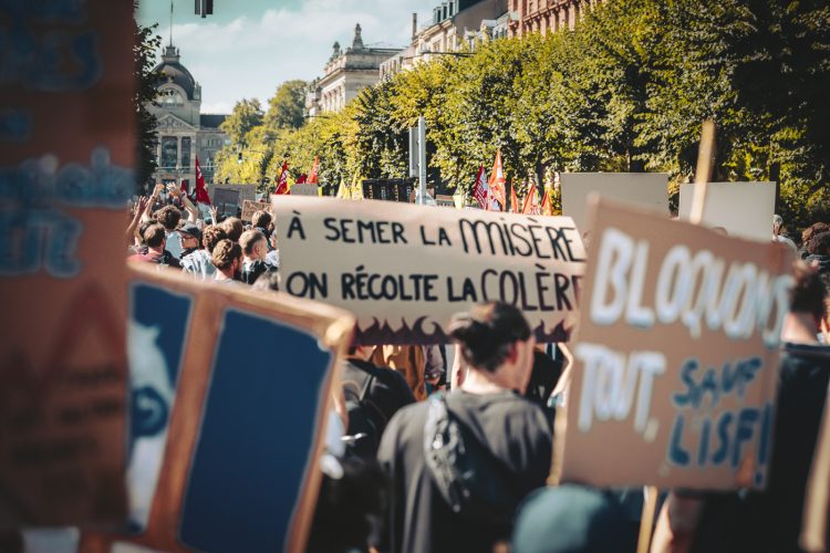 10 septembre, bloquons tout, Foule, pancartes, manifestant, colère
