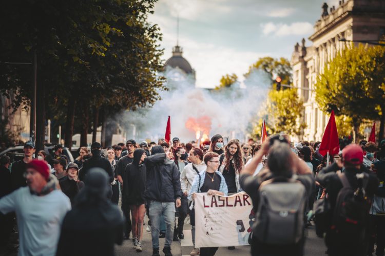 10 septembre, bloquons tout, Foule, pancartes, drapeaux, fumigène, manifestant, république