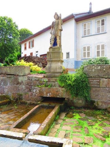 1024px-St_Quirin_fontaine_miracle