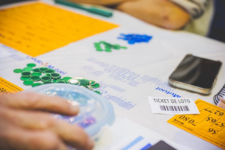Loto, Bingo, cartons, chance, jeux, gains, joueur, loterie, numéros