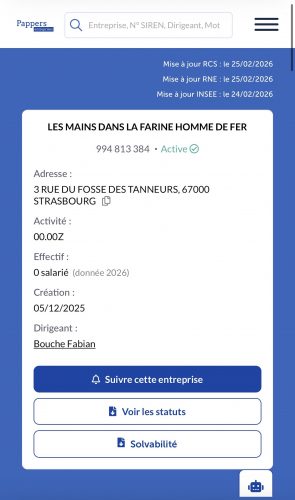 mains dans la farine