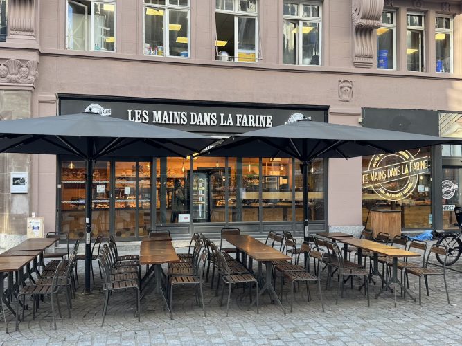 mains dans la farine