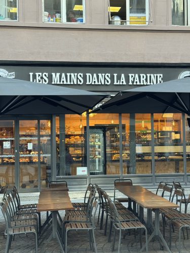 mains dans la farine