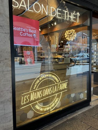 mains dans la farine